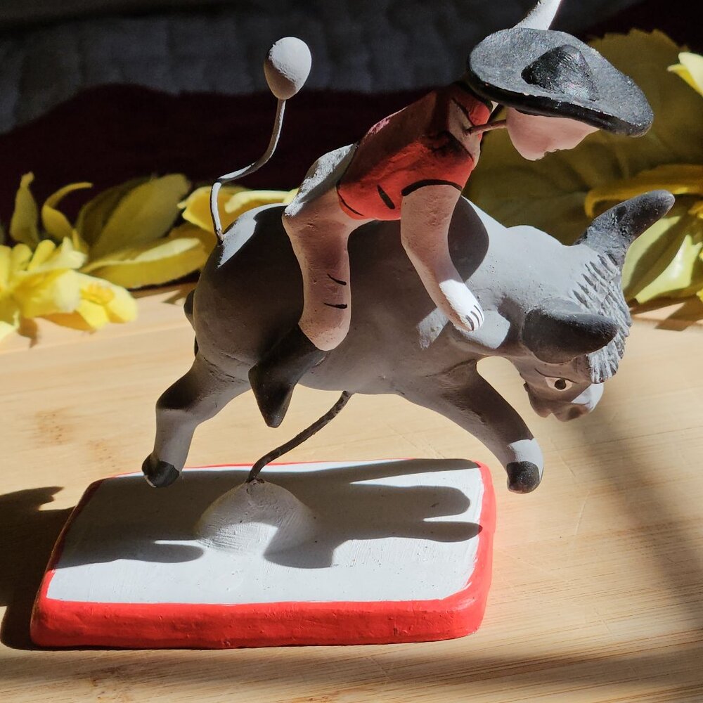 VINTAGE OAXACAN BULL RIDER SCULPTURE - Picture 5 of 5